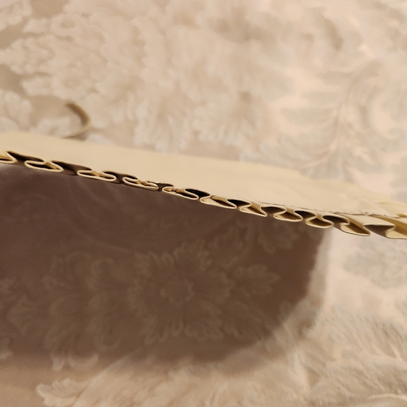 Minimalist Off White Butter Cream Neutral Leather Wallet - Picture 4 of 5